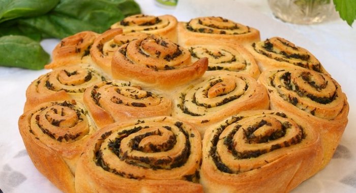 Булочки с зелёным соусом