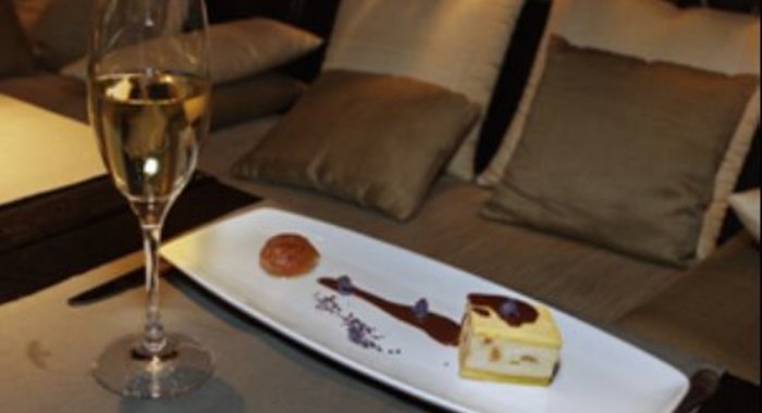 Каштановый мусс на каштановом печенье с фондутой из шоколада, Marrons glacees и засахаренными фиалками