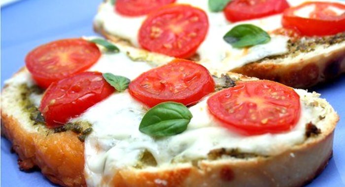 Горячие бутерброды с брынзой, помидорами и зеленью