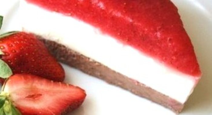 Йогуртовый торт на розовой воде с клубникой и рикоттой без выпекания