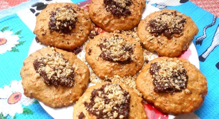 Морковное печенье с орехами и шоколадом